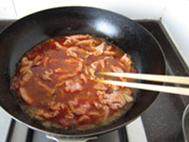 传统水煮牛肉,沸腾后，逐片快速下入牛肉片