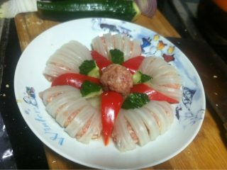 佛手白菜,红菜椒切成长条，黄瓜切滚刀圆块，摆好盘