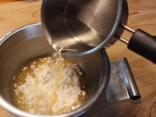 ＃食二星座＃牛肉小派,制作派皮：将面粉、猪油、糖、盐放入钵内，倒入滚开的热水。如果不用猪油用奶油或其他植物油也可以。