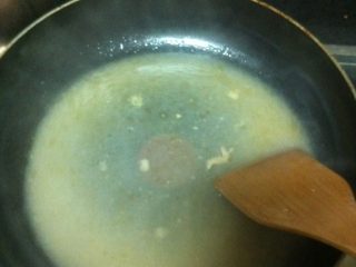 佛手白菜,盘子里虑出的汤汁倒回锅里，把淀粉调均匀倒入汤中，沟个薄芡