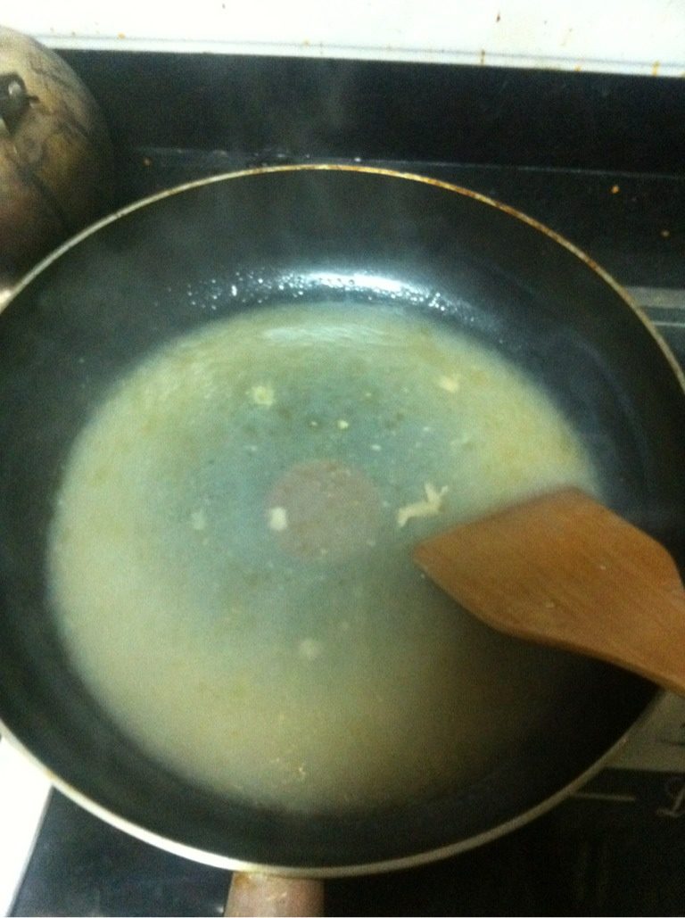 佛手白菜,盘子里虑出的汤汁倒回锅里，把淀粉调均匀倒入汤中，沟个薄芡
