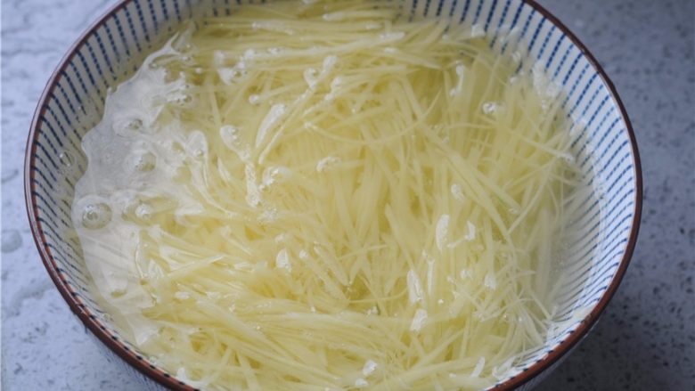 凉拌土豆丝——切土豆丝的小窍门,切好的土豆丝放入清水里，洗去淀粉