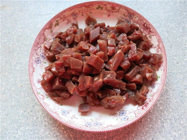 #食二星座#牛排变奏曲---青椒牛肉粒,牛排切成1cm的粒