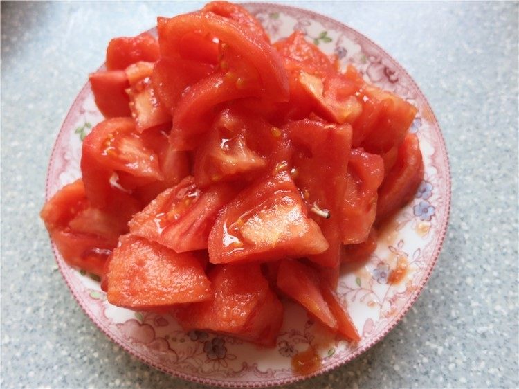 #食二星座#西红柿牛腩汤,切成块