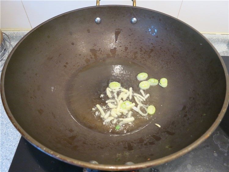 #食二星座#西红柿牛腩汤,炒锅放入少许的油，葱姜爆香
