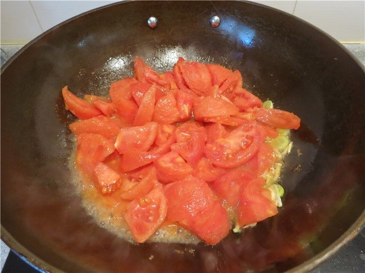 #食二星座#西红柿牛腩汤,将西红柿放入翻炒出汁