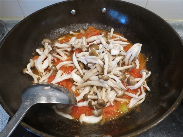 #食二星座#西红柿牛腩汤,放入蟹味蘑菇翻炒至软
