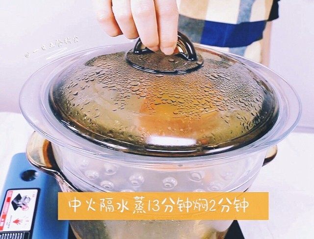 甜橙牛奶蛋羹,蒸锅大火烧开，上锅中火隔水蒸13分钟焖2分钟，蒸的时候空气中都是橙子香，口水撒了一地啊——。
🌻小贴士：因为橙子外壳慢热，需要时间稍久些。