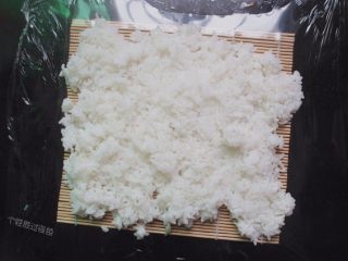 手卷饭团,米饭均匀的抹在保鲜膜上