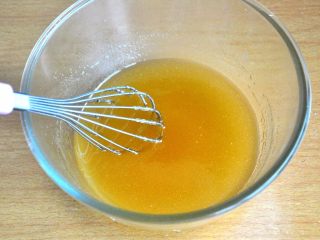 金沙奶黄月饼,用手动打蛋器，给花生油和糖浆做乳化作业，这一步非常重要。