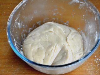金沙奶黃月餅,繼續倒入剩下的預拌粉，揉捏成團，蓋上保鮮膜靜置2個半小時以上。