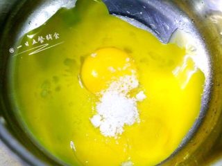 蛋黄溶豆,蛋黄中加入柠檬汁、白砂糖。
🌻小贴士：柠檬切一片，用力挤进去就好。加入柠檬汁：第一因为蛋黄有点腥味，去去腥，第二能使打发的蛋黄更稳定。