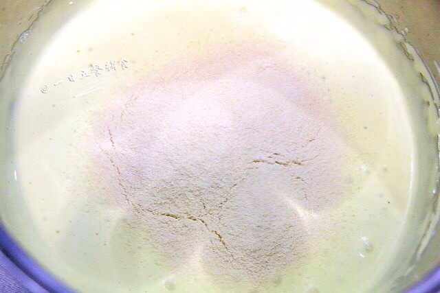 蛋黄溶豆,倒入婴儿奶粉，用橡皮刮刀以切拌的方式搅拌均匀，看不见奶粉就好了。不要画圈搅拌，以免消泡。
