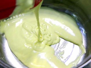 蛋黄溶豆,最终蛋黄糊的状态是，可流淌的绸缎状。