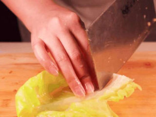 饺子馅的新鲜吃法，比拿来包饺子还要好吃！,将烫好的菜叶捞出，用刀子将菜叶坚硬的菜梗部分切掉。这样比较方便菜叶卷起不破皮。