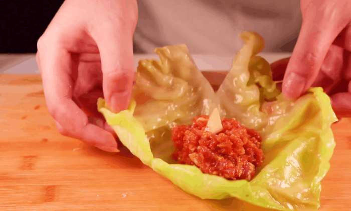 饺子馅的新鲜吃法，比拿来包饺子还要好吃！,取适量的肉馅放入菜叶中间。