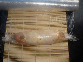 鸡腿的新吃法，你一定没试过，又香又好吃,把腌制好的鸡腿肉平铺在保鲜膜上，然后放入腌制好的鸡胸肉，把腌制好的鸡胸肉平铺在鸡腿上。