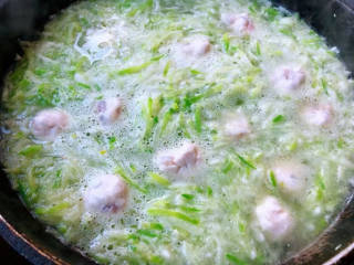 虾滑汤,添加适量清水或者高汤依次下入虾滑