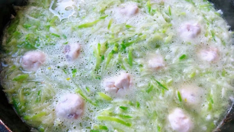 虾滑汤,添加适量清水或者高汤依次下入虾滑