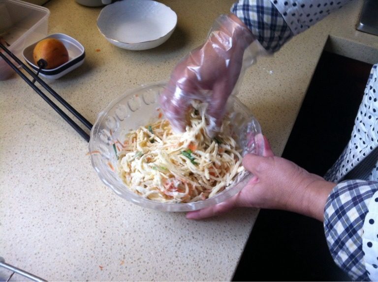 蒸古力菜,倒干腌土豆时沁出的水，加入韭菜和面粉，抓匀。让土豆上沾满面粉