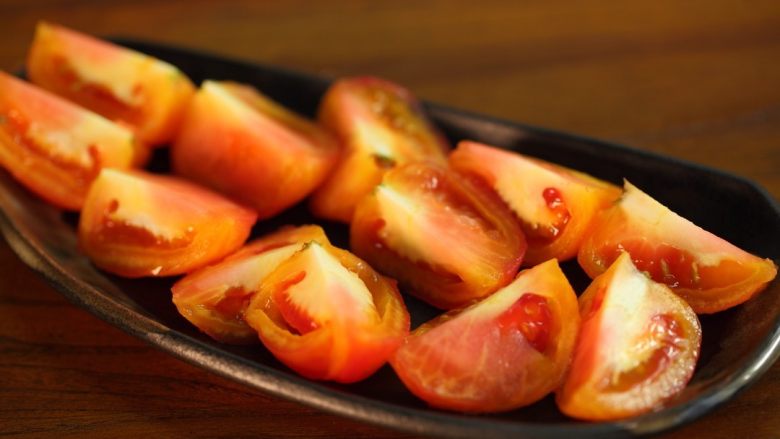 番茄龙利鱼,去皮的番茄切成小块备用