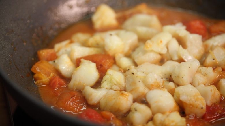 番茄龙利鱼,加入小半碗热水，水开后放入煮熟的龙利鱼块，煮两分钟左右