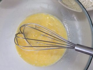 原味松饼,将黄油液化，与牛奶、鸡蛋、细砂糖一起搅拌均匀