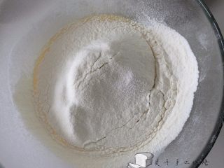 原味松饼,筛入低筯面粉以及泡打粉