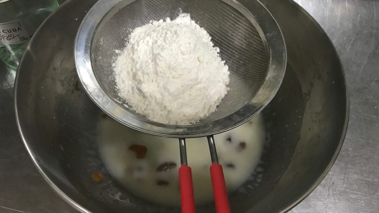 朗姆酒葡萄干戚风蛋糕,筛入低粉，用蛋抽简单混合至无干粉即可