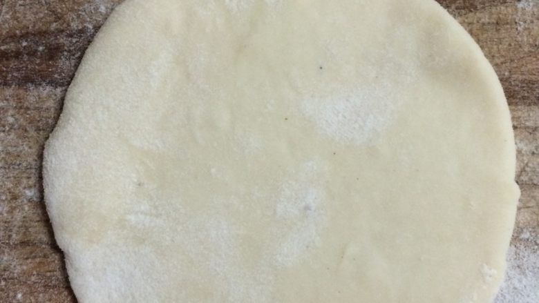 熊猫豆沙包,擀成面皮，不用太薄