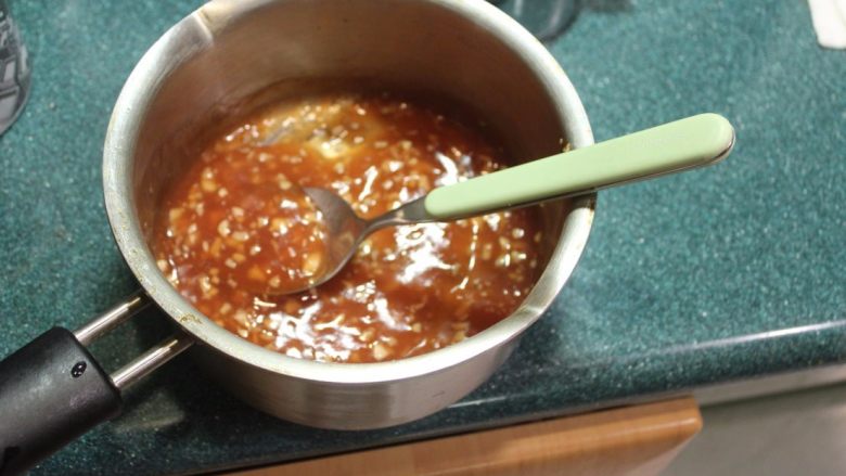 免炸大蒜辣味鸡块,煮成有些稠稠的酱汁。