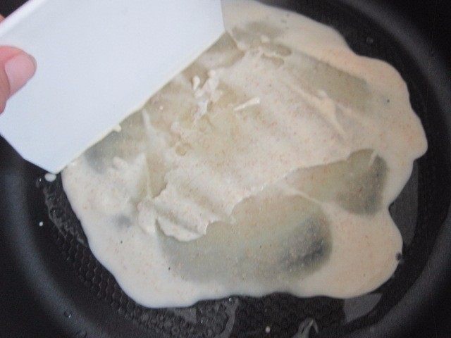 土豆丝卷饼,用刮板摊开。