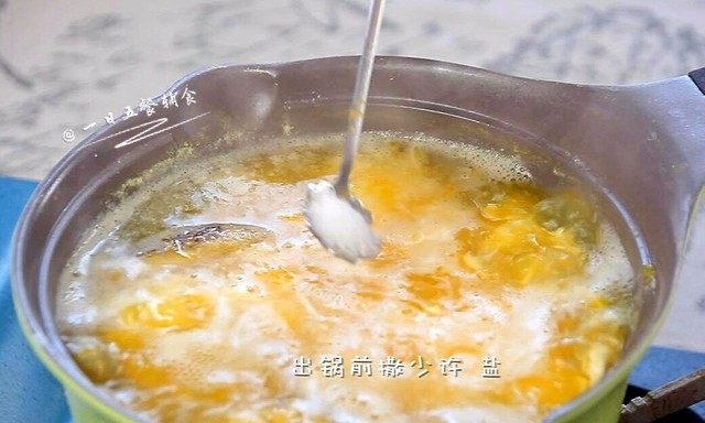 南瓜炖海鲜豆腐,等蛤蜊蛏子都开口了，撇去表面浮沫，转成小火继续炖3分钟，出锅前撒少许盐。