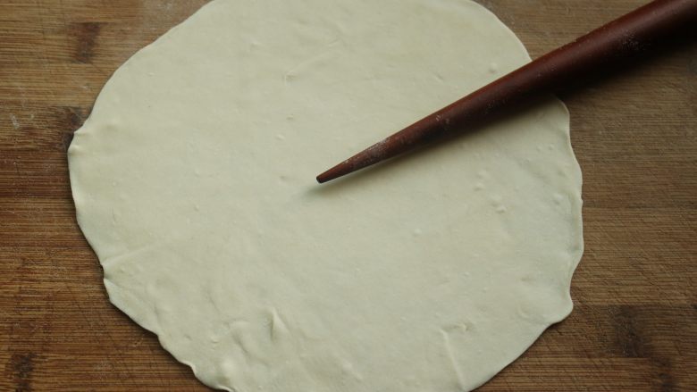 肉酱鸡柳卷饼,转圈用小擀面杖推开，饼会变的薄而均匀。