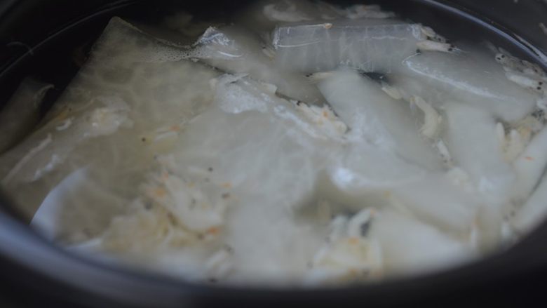 海米冬瓜汤,煮至冬瓜变成透明色