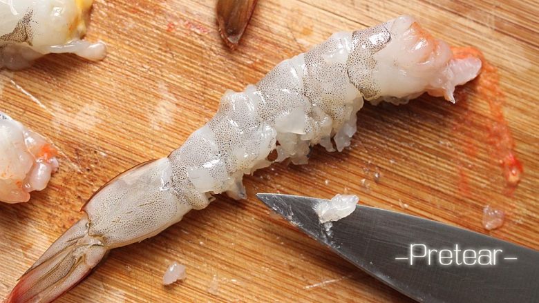 日式炸虾,去虾线，之后用刀在虾腹部切几刀，然后背朝上放用手压几下，压断虾筋。这样处理完的虾炸出来是直直的。