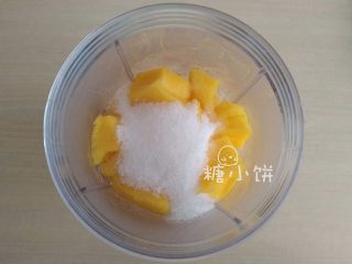 自制果丹皮（芒果&草莓2款入）,以芒果款为例，芒果去皮去核后加白砂糖打成果泥，加百香果汁（去籽）拌匀