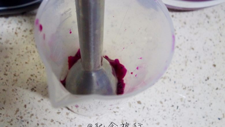 火龙果酸奶奶昔,火龙果用料理棒打碎