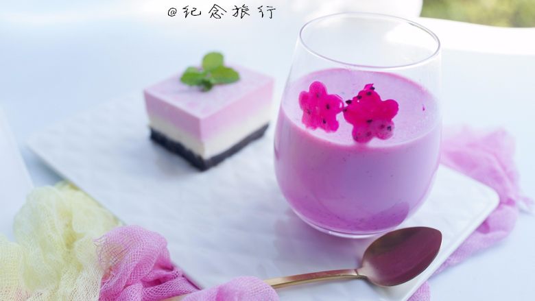 火龙果酸奶奶昔,将奶昔倒入杯子里 把火龙果花贴在玻璃杯上装饰