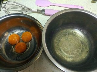 酸 奶 小 蛋 糕 ,先将蛋黄和蛋白分离，分别放在两个盆里。