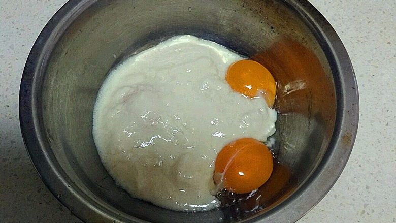 酸 奶 小 蛋 糕 ,分离出来的蛋黄中加入酸奶、色拉油。