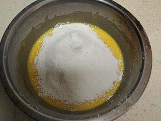 酸 奶 小 蛋 糕 ,往蛋液里加入过筛后的低筋面粉。
