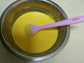 酸 奶 小 蛋 糕 ,把蛋液和低筋面粉搅拌均匀，成蛋糊状。