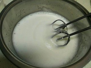酸 奶 小 蛋 糕 ,蛋白变白打到细致无泡时加第二次糖。蛋白打到见纹理时加第三次糖。