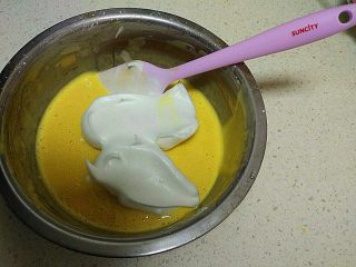 酸 奶 小 蛋 糕 ,将3分之1的蛋白加入面糊中，把蛋白与面糊搅拌均匀。
