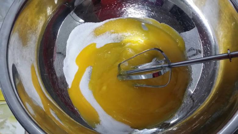 法式海绵蛋糕,蛋黄加30g糖用打蛋器搅拌均匀