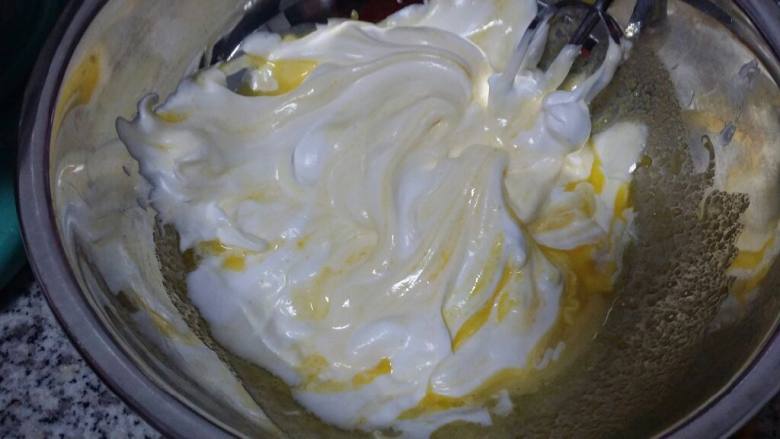 法式海绵蛋糕,取三分一打发的蛋白拌入蛋黄糊中，用打蛋器稍微拌和。