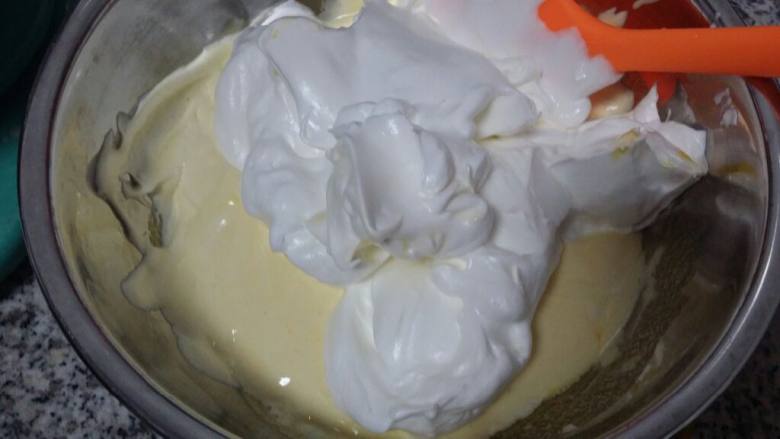 法式海绵蛋糕,加入剩余蛋白，轻轻从容器底部刮起拌匀