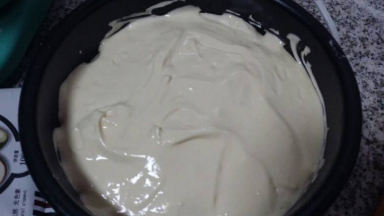 法式海绵蛋糕,用刮刀将粉压入蛋白内，拌和成均匀的面糊
