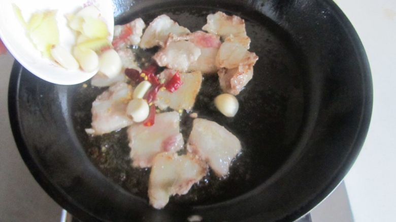 干锅杏鲍菇,煸炒至微微出油后加入姜蒜片和红椒进去煸炒；